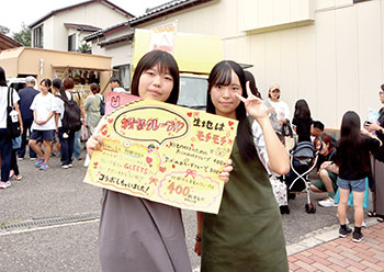 クレープの特徴を書いてPRする様子