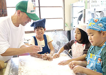 餅を丸める様子