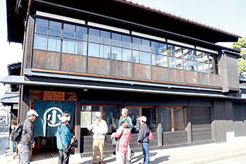 旧小澤家住宅の前でガイドを聞く参加者