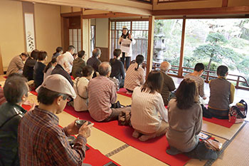 旧齋藤家別邸の庭園と抹茶を楽しむ様子