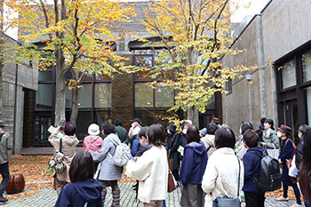 紅葉と美術館を楽しむ参加者