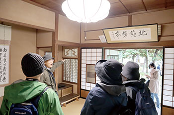 北方文化博物館新潟分館の庭園を望む座敷