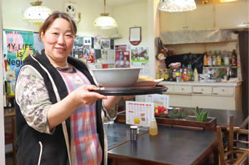 写真　接客担当の美恵子さん
