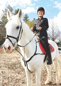 写真　白馬に乗る区長