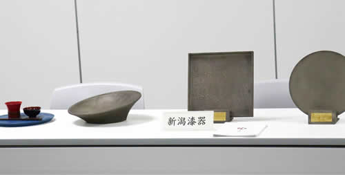 写真　新潟漆器