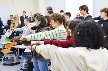 空手に挑戦する様子