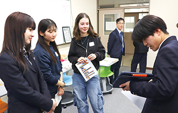 温泉や回転寿司などの日本文化を紹介