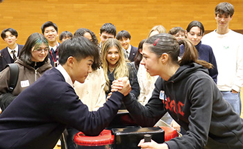 大盛り上がりの腕相撲対決