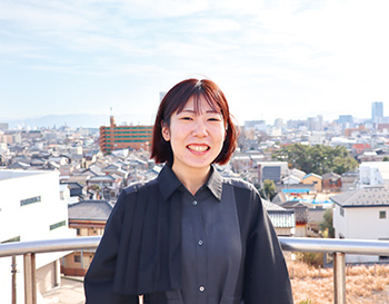 日和山展望台の上で、中央区のまちを背景に