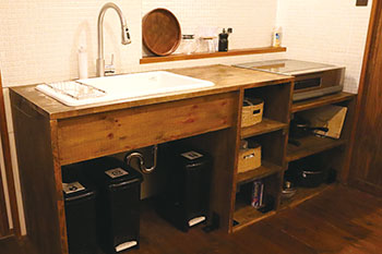 宿泊客が自由に利用できるキッチン。棚や机は蔵と一緒に受け継いだもの。