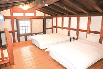 蔵の1階はリビング、2階は寝室として利用。