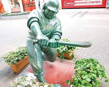 &copy;水島プロダクション　人気漫画『ドカベン』の主人公　山田太郎の銅像