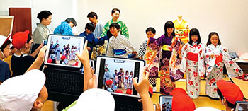 着付けを体験する小学生