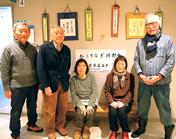 ねこやなぎ川柳会の石崎さん(写真中央)とメンバーの皆さん