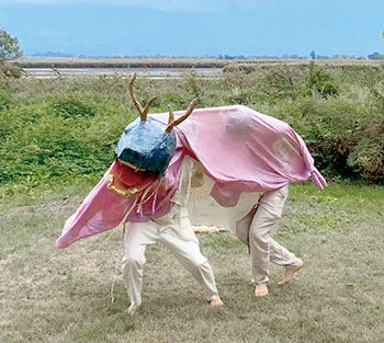 オリジナルのキャラクターに扮し神楽を舞うハアフーフ