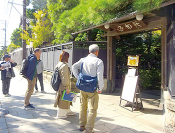 まち歩きの様子