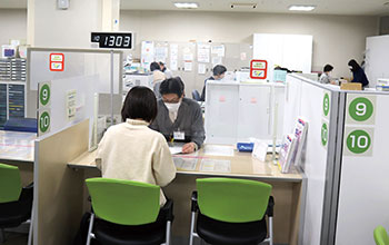 番号が呼ばれたら10番窓口へ