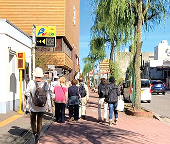 寺が並ぶ西堀通りを歩く様子