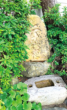 義人・涌井藤四郎の供養と伝わる真城院境内の二十六夜塔