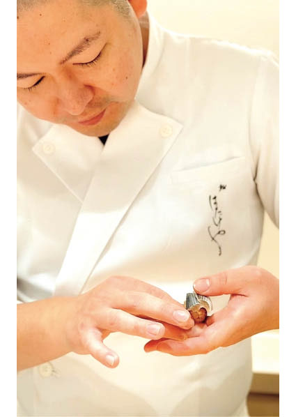 写真　一貫一貫心を込めて握る正義さん