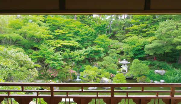 写真　旧齋藤氏別邸2階から臨む庭園