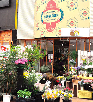 季節の花が並ぶ露店