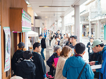 お菓子釣りやクイズラリーなどが楽しめるカミフル門前市の様子