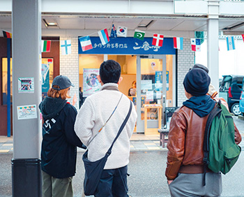 商店街の魅力を歩いて学べる商店街ツアーズの様子