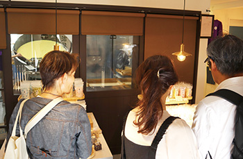 「ゆか里」の製造を見学する様子