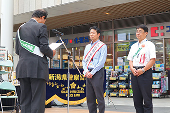 左から石田会長、中央区長、西区長代理
