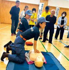 心臓マッサージ指導の様子