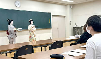 授業で踊りを披露する様子