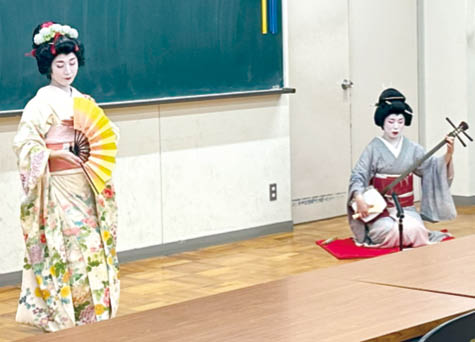 芸妓の美しい踊りと演奏披露の様子