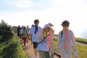 夕日ウオークに参加する人たち