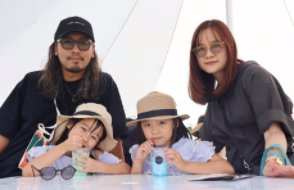 アイスを楽しむ親子連れ