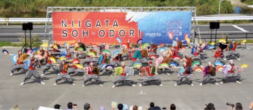 にいがた総おどり 日和山浜ハマベリング会場の様子