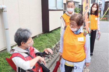 徘徊者役に優しく声をかける参加者