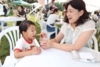 アイスを楽しむ親子