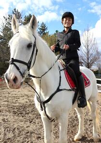 鳥屋野運動公園馬場の白馬・オラフに乗る区長