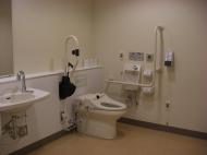 障がい者用トイレ写真：診療室入口近くに、障がい者用トイレがあります。