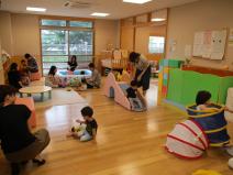 センター内の遊具で遊ぶ様子