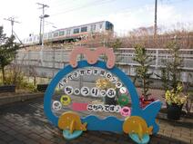 クジラの看板と電車