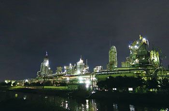 (写真)通船川鴎橋付近の工場夜景