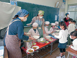 1年生の給食補助ボランティア（中野山小学校）