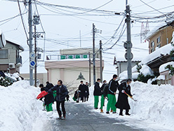 雪かきは地域とともに(藤見中学校)