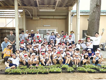 花でつなぐ地域交流事業の様子