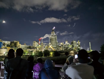 工場夜景見学の様子
