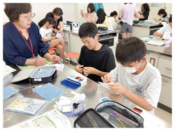 裁縫補助の様子