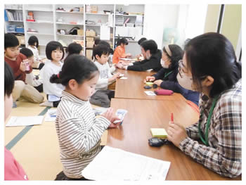 計算を教えている様子