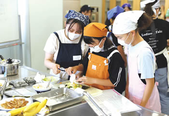 県立大学生＆子どもたちの調理実習の様子